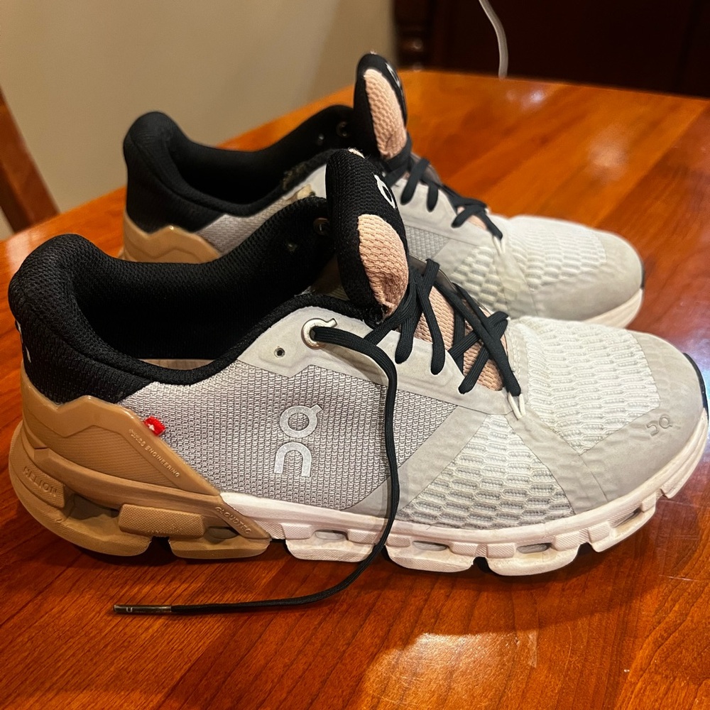 OnCloud Tennis Shoes Size 7